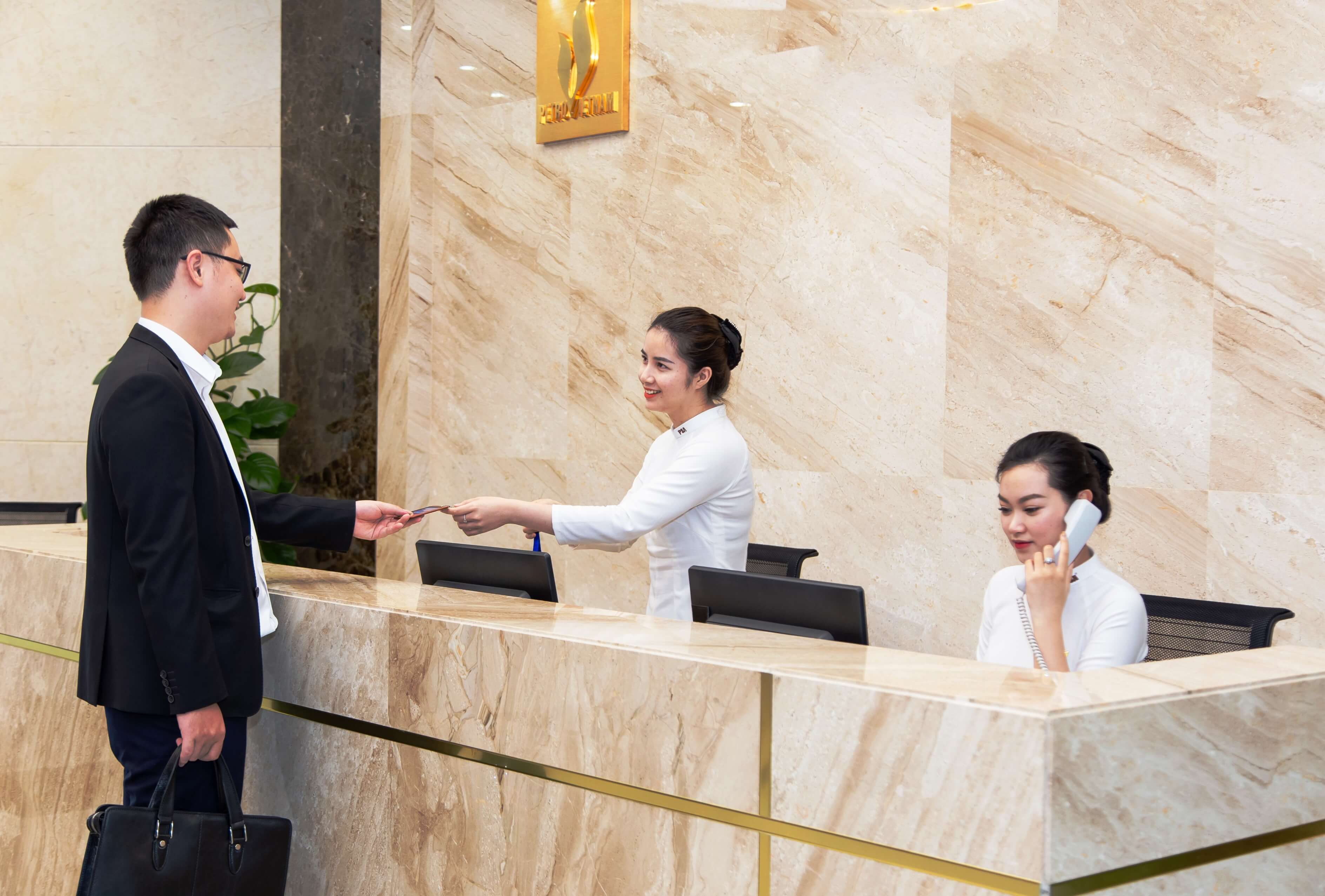Đối với nhân viên lễ tân từng có kinh nghiệm có thể lên chức quản ly và chăm sóc khách hàng