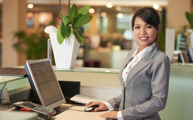 Quản lý thông tin khách hàng là một trong những việc làm nhân viên lễ tân