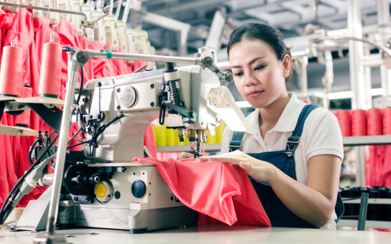 Việc làm sản xuất ngành dệt may có cường độ cao và yêu cầu sự tỉ mỉ và khéo léo