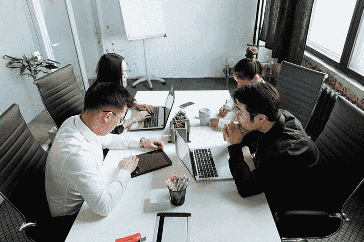 Thực tập sinh hành chính sẽ hỗ trợ trong việc quản lý hồ sơ nhân viên và chuẩn bị các tài liệu hành chính