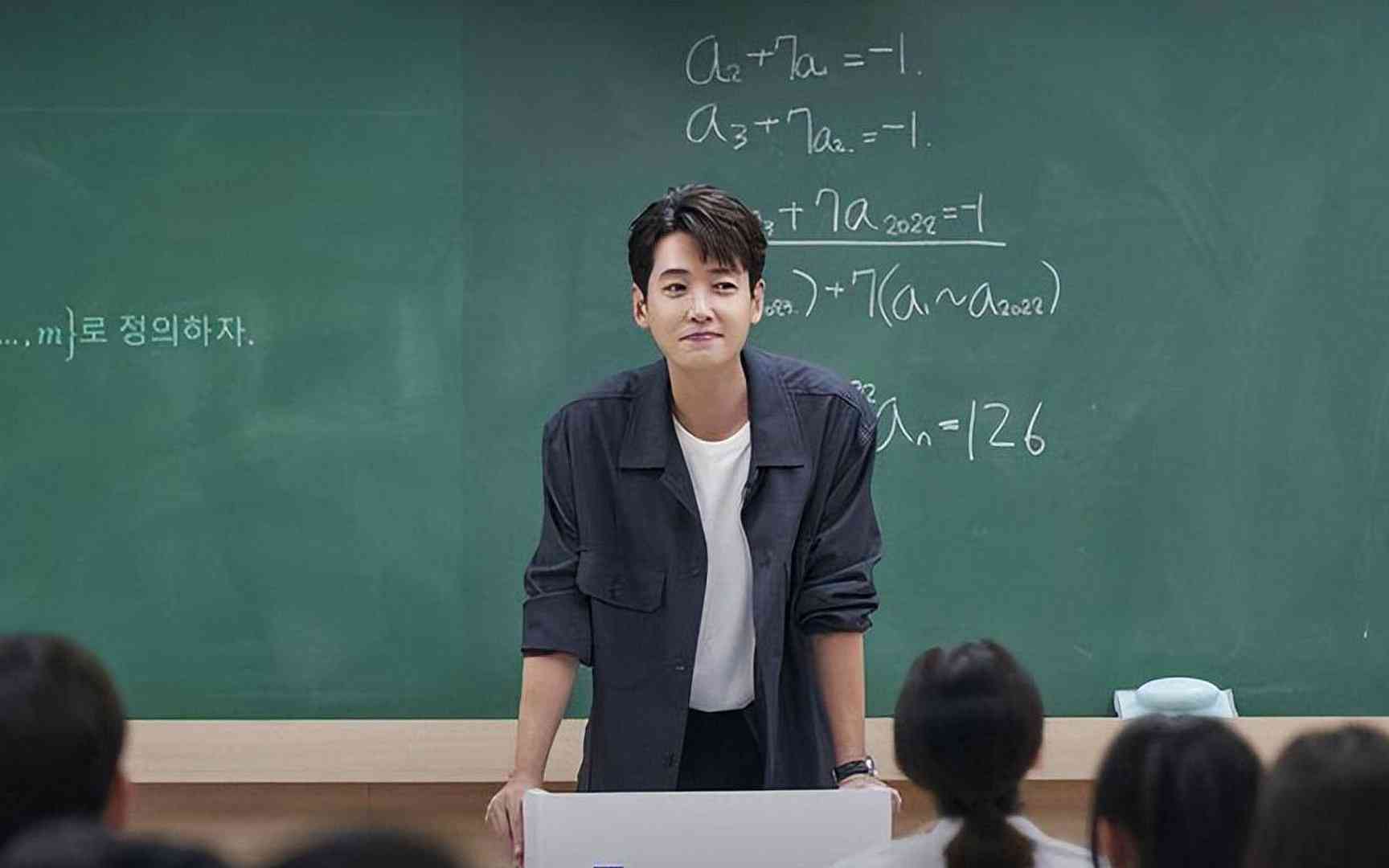 Giảng viên tiếng Hàn giúp giải đáp thắc mắc của học viên trong quá trình học tập