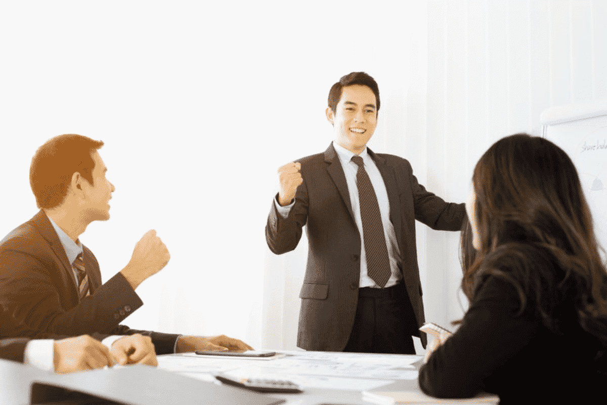 Trưởng phòng kinh doanh ô tô có nhiệm vụ xây dựng chiến lược bán hàng và phát triển mối quan hệ