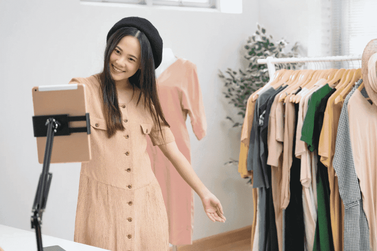 Nhân viên livestream thời trang chủ yếu làm việc với khách hàng qua các nền tảng trực tuyến