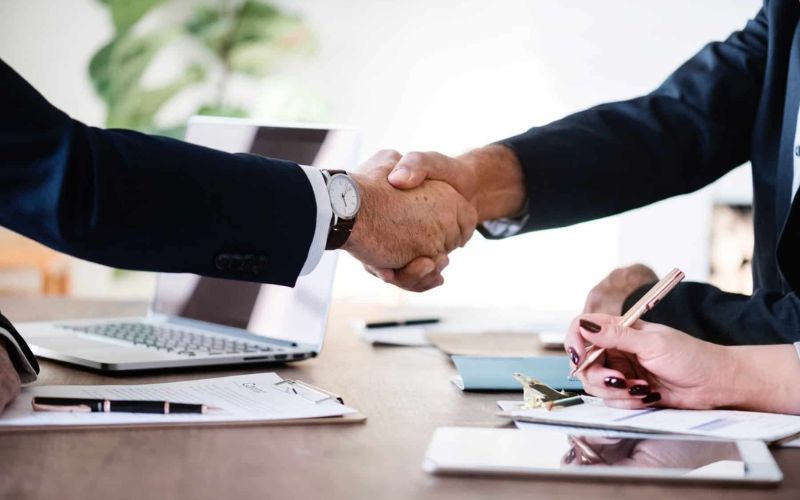 Nhân viên kinh doanh phần mềm cần thích ứng nhanh với sự thay đổi công nghệ và xu hướng thị trường