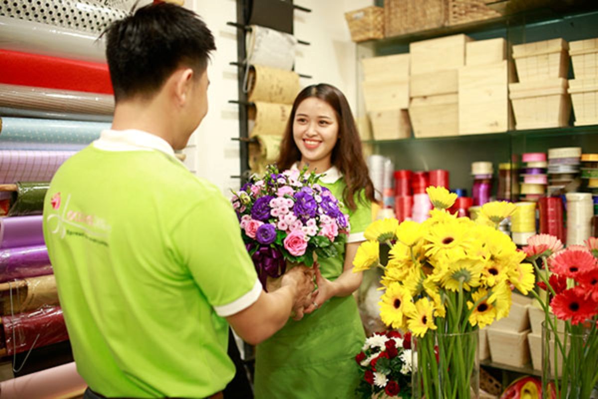 Tuyển thợ cắm hoa tăng cao đối với các dịch vụ hoa tươi trong đời sống hàng ngày