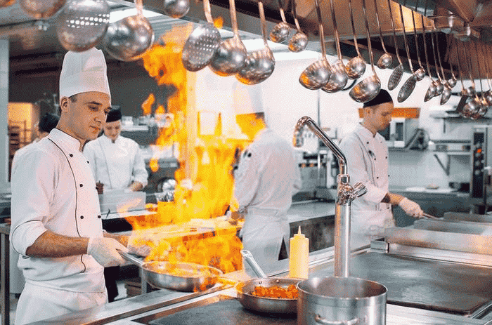 Bếp trưởng nhà hàng thường quản lý từ 5 - 10 nhân sự bếp