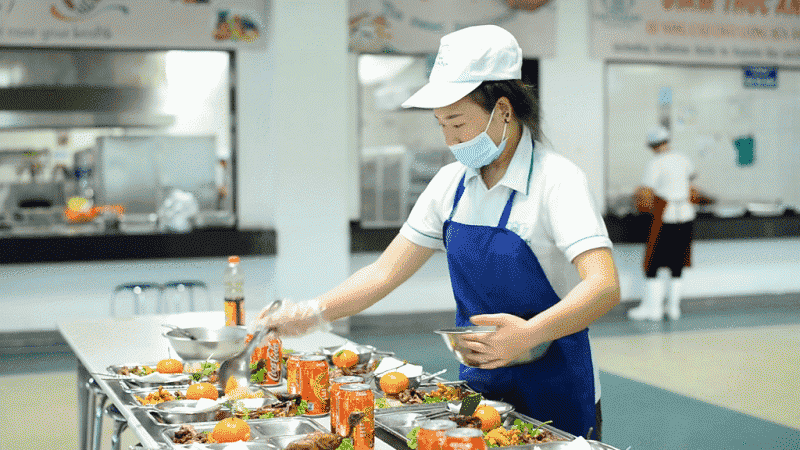 Bếp trưởng khu công nghiệp yêu cầu quản lý số lượng và chất lượng món ăn ổn định cho công nhân