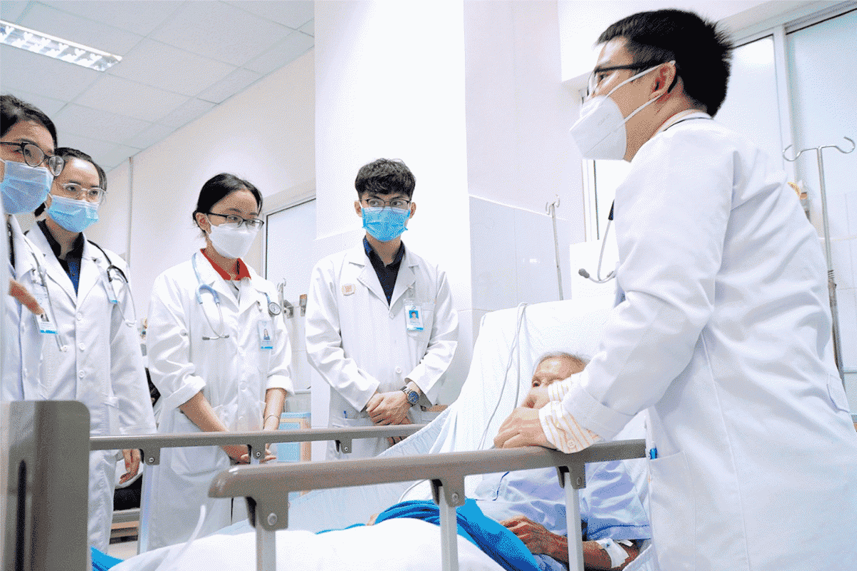 Nhu cầu tuyển dụng bác sĩ đa khoa tăng mạnh tại nhiều thành phố do nhu cầu chăm sóc sức khỏe của người dân ngày càng cao