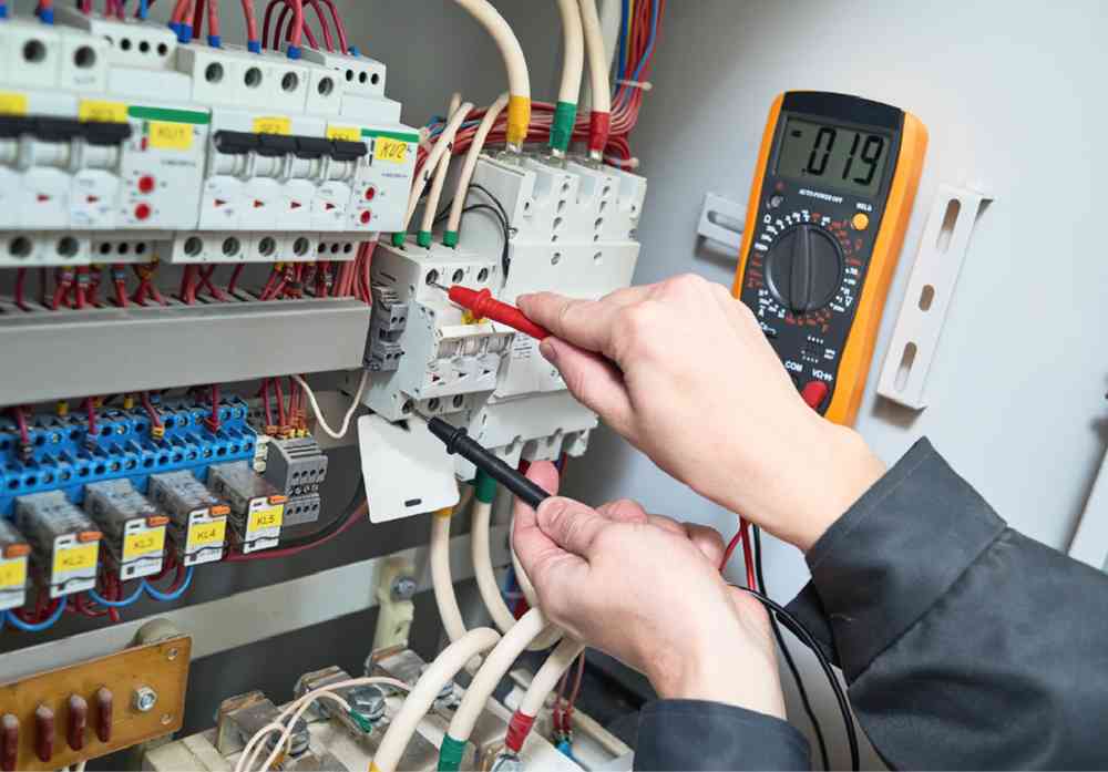 Giám sát lắp đặt thiết bị điện là vị trí quan trọng nhằm đảm bảo nguồn điện trong sản xuất và sinh hoạt