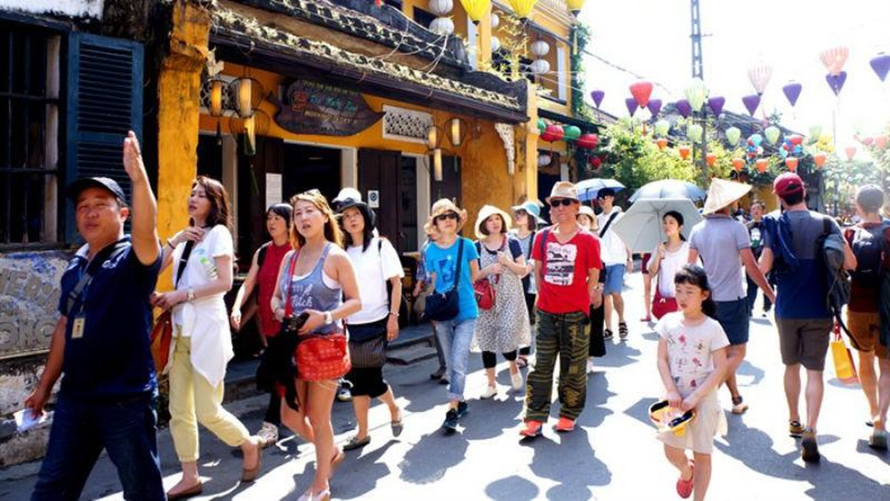 Thành phố còn là cửa ngõ kết nối với các điểm du lịch nổi tiếng như Hội An, Huế và Bà Nà Hills nên tuyển dụng hướng dẫn viên cao