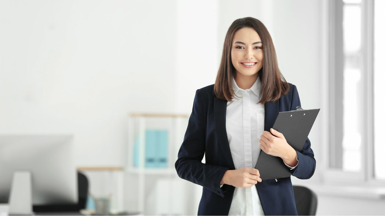 Nhân viên pháp lý và pháp chế đều am hiểu Luật nhưng sẽ có sự khác biệt ở một vài khía cạnh