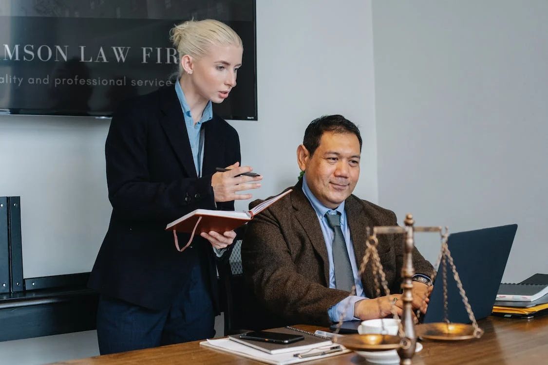 Nhân viên pháp lý có kinh nghiệm đòi hỏi hiểu các quy định pháp luật sâu rộng