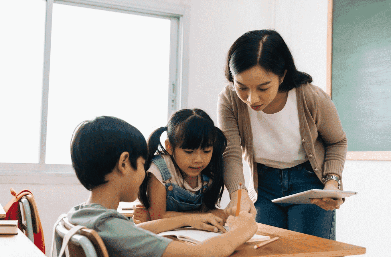 Trợ giảng tiếng Anh tại mầm non giúp trẻ làm quen với ngôn ngữ qua các hoạt động vui chơi