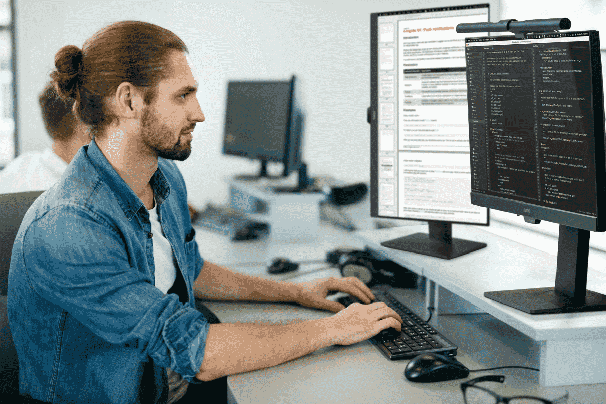 Vị trí lập trình viên ReactJS Intern phù hợp với các ứng viên có mong muốn học hỏi và trải nghiệm trong lĩnh vực công nghệ