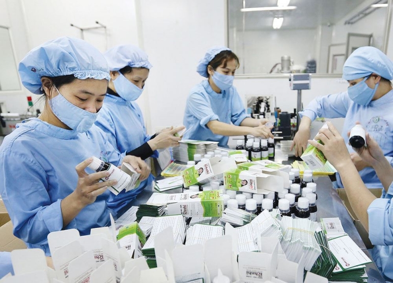 Một nhân viên sản xuất thuốc cần đảm bảo những yêu cầu khắt khe của nhà tuyển dụng