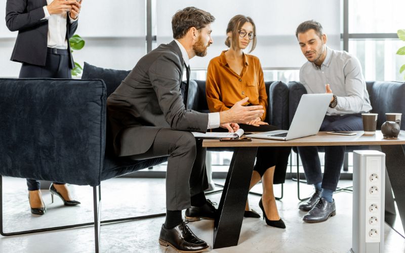 Cả hai loại hình việc làm Tư vấn tài chính đều đòi hỏi chuyên viên tư vấn phải cập nhật liên tục kiến thức về thị trường